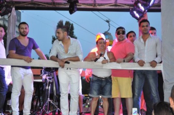 Adrian Minune s-a cocoţat din nou pe un car alegoric, la Mamaia